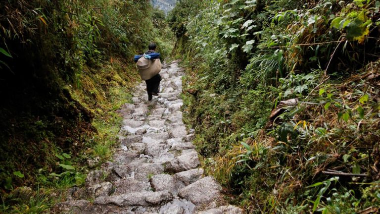 Bergauf und bergab windet sich der Weg der Inka