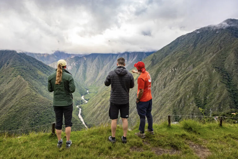 2 Reisende mit Guide blicken ins Tal, Inca Trail