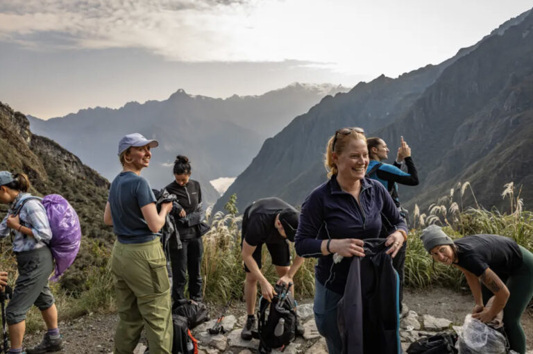 Gruppe beim Umpacken auf dem Inca Trail