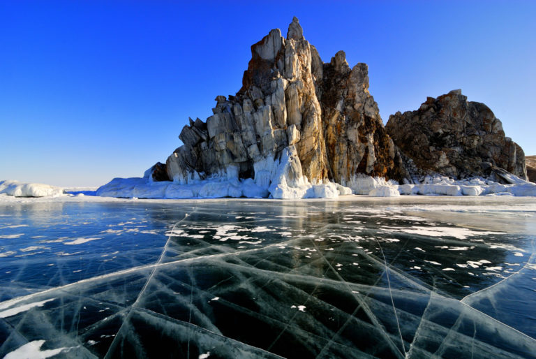 Auf dem zugefrorenem Baikalsee spazieren gehen