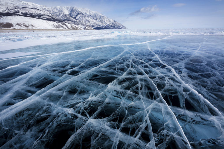 Über den zugefrorenen Baikalsee spazieren