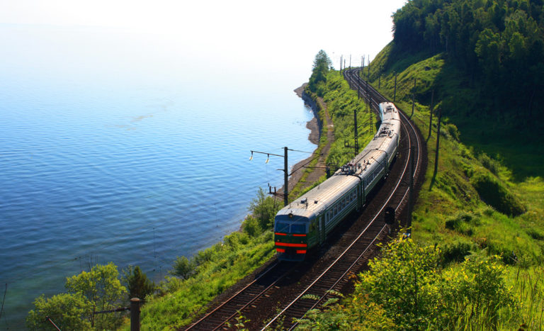 Mit dem Zug entlang des Baikalsee-Ufers