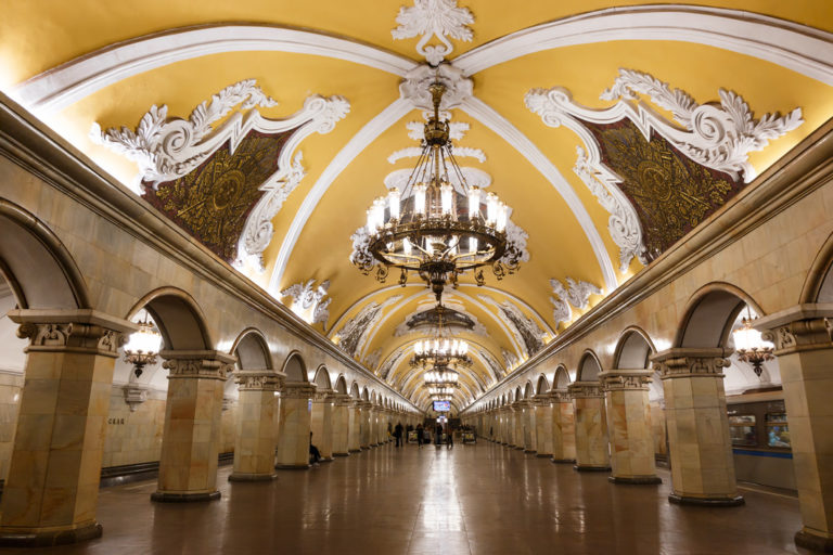 Moskaus prunkvolle U-Bahn-Stationen entdecken
