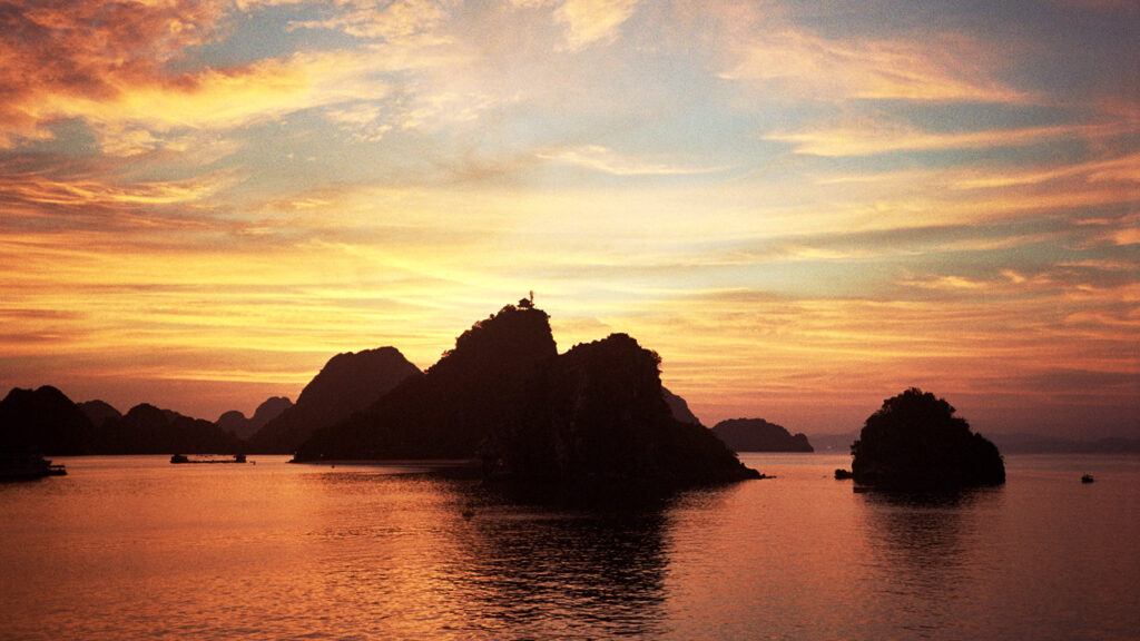traumhaften Sonnenuntergang in der Halong-Bucht, Vietnam