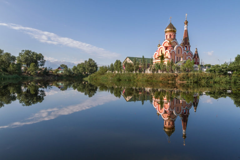 Die malerisch gelegene Zenkov-Kathedrale in Almaty