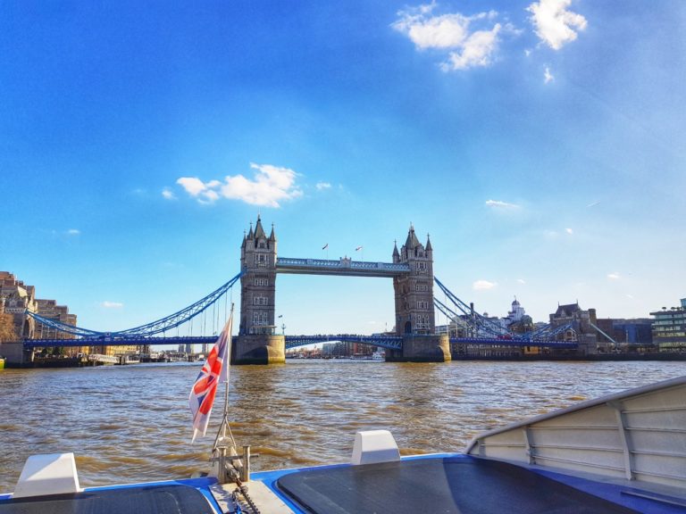 Die Tower Bridge beeindruckt nicht nur vom Wasser aus