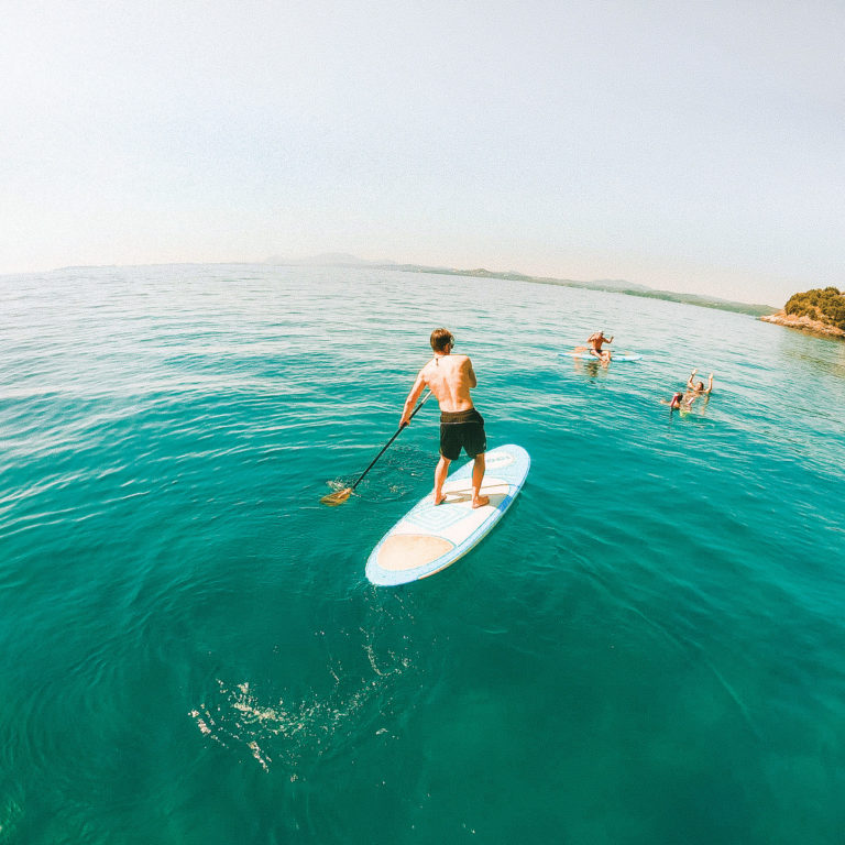 Auf Stand-Up Paddle Boards durch Traumkulissen paddeln