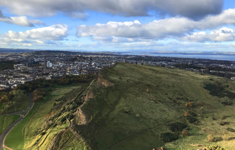 Die Aussicht auf Edinburgh genießen