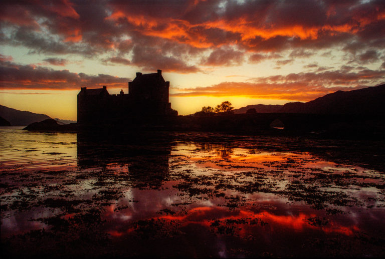 Die Eilean Donan Burg bei Sonnenuntergang
