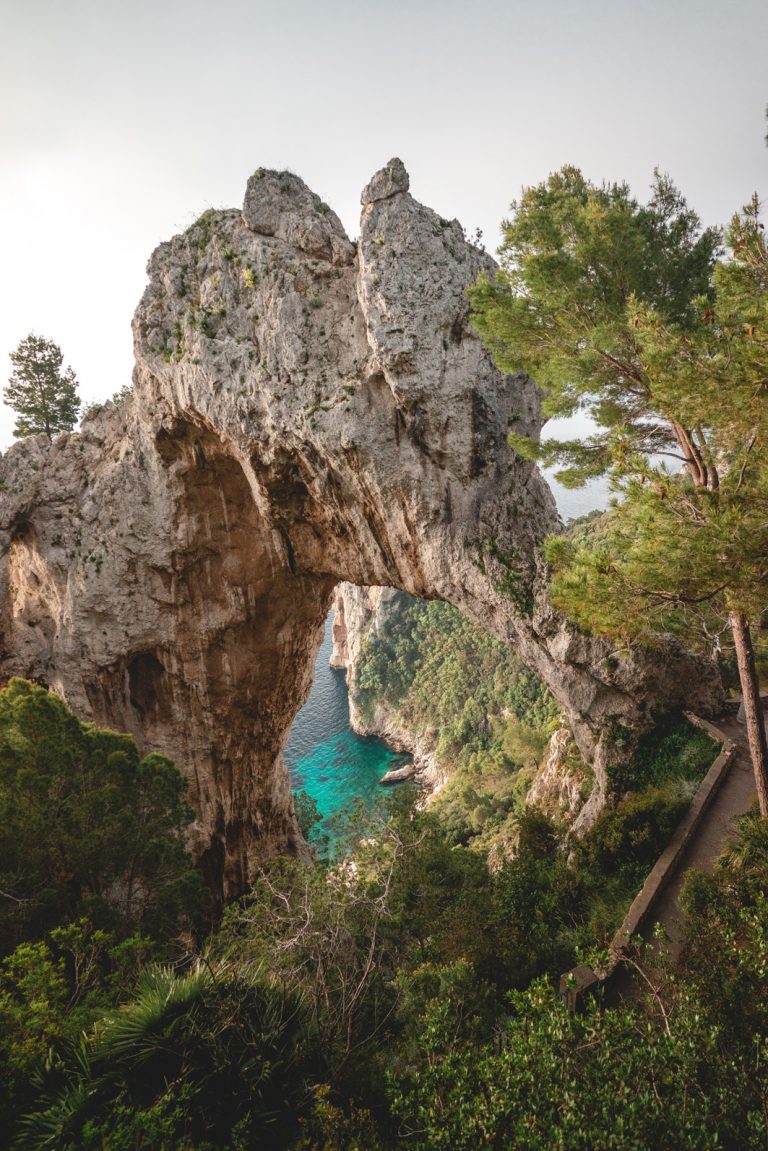 Bizarre Felsen und türkisblaues Meer