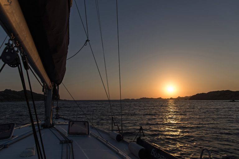 Wunderschöne Sonnenuntergänge auf dem Meer erleben