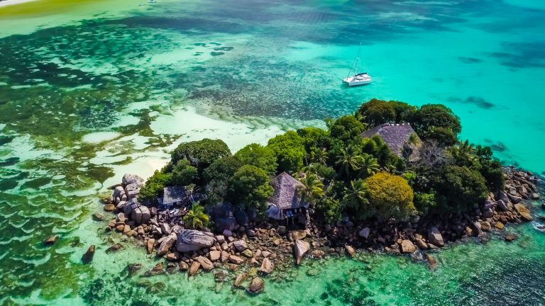Kleine Inseln umgeben von Korallenplatten