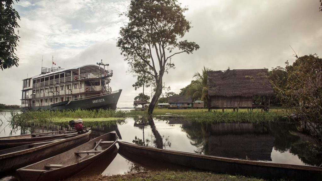 Flusskreuzfahrt auf dem Amazonas in Peru Schiffstour Südamerika