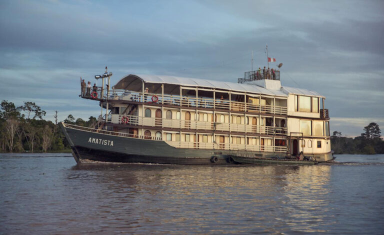 Mit einem Flussschiff über den Amazonas