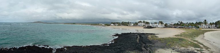 Sandstrände mit Vulkangestein auf Isabela