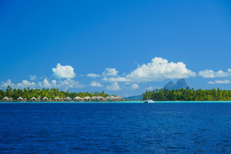 Pfahlhäuser im türkiesblauen Meer