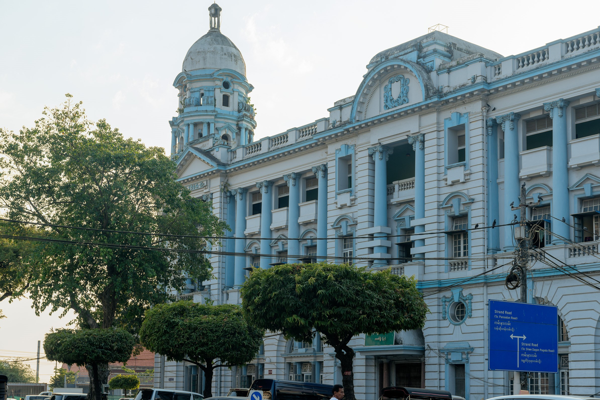 blaues Bankgebäude Yangon