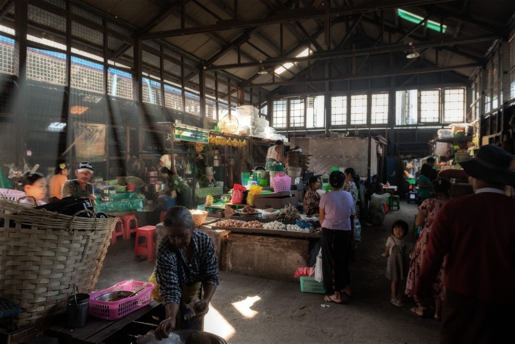 Bunter Markt in Yangon