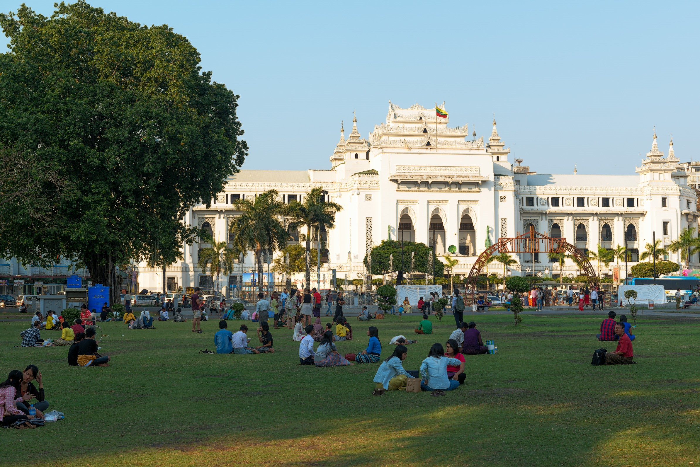 Entspannung im Park von Yangon