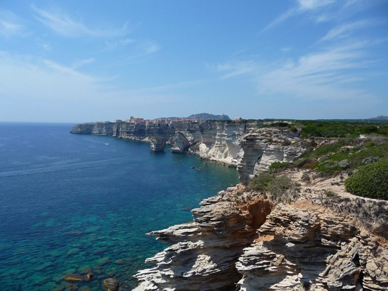 Bonifacio thront auf 60 m hohen Kalksteinfelsen