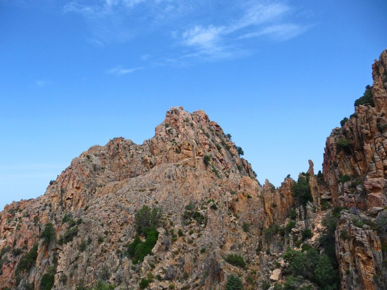 Bizarre Felsformationen der Calanque di Piana