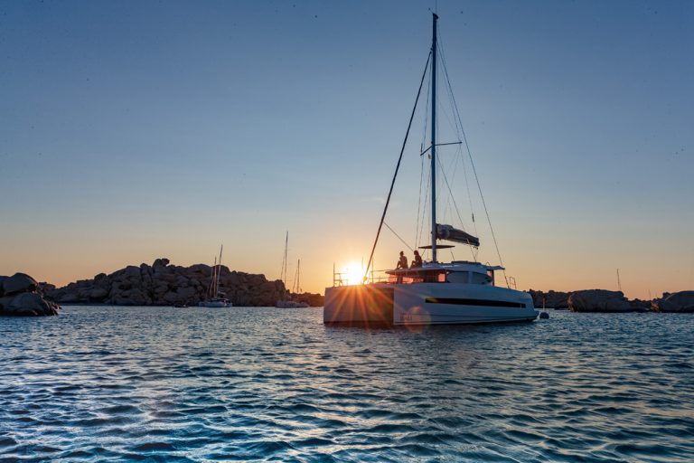 Den Sonnenuntergang auf dem Meer erleben