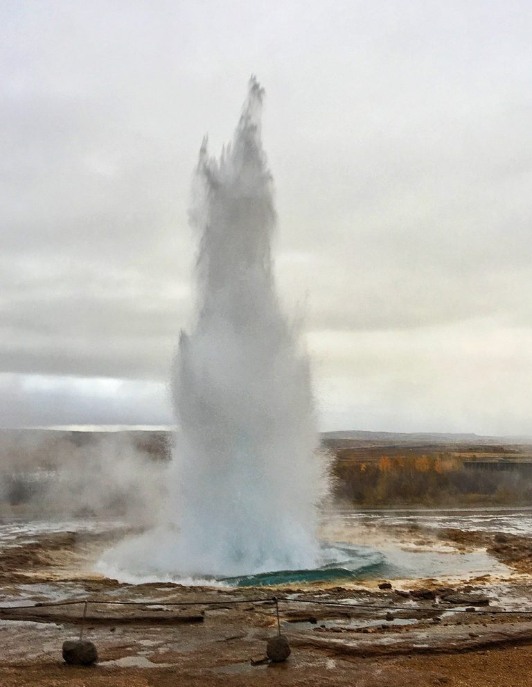 Der Strokkur Geysir schießt in die Höhe