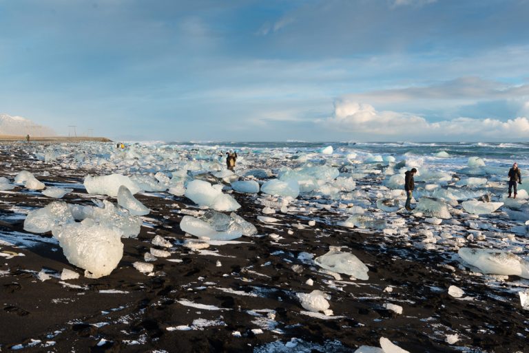 Tausend Jahre altes Eis am Strand bestaunen