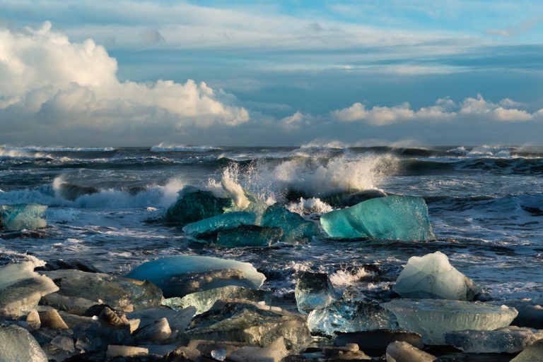 Tausend Jahre alte Eisblöcke treiben im Meer