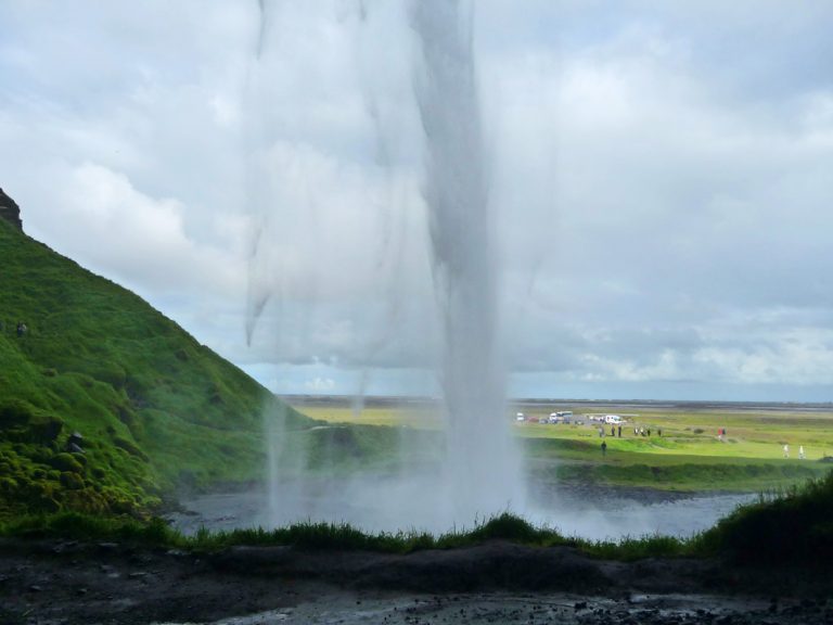 Hinter dem Seljalandsfoss Wasserfall