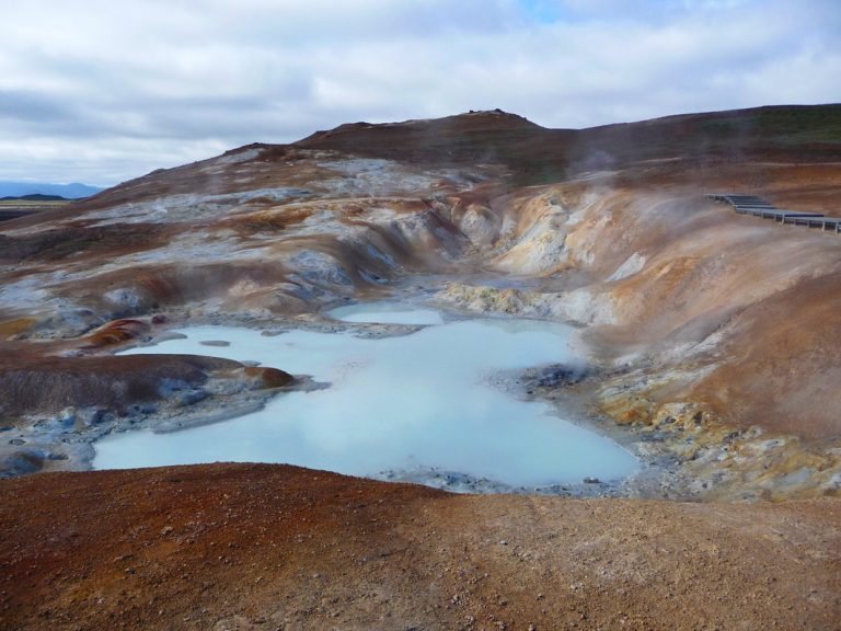 Inmitten der geothermalen Aktivität spazieren gehen