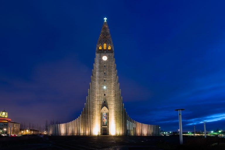 Die Hallgrimskirche bei Nacht