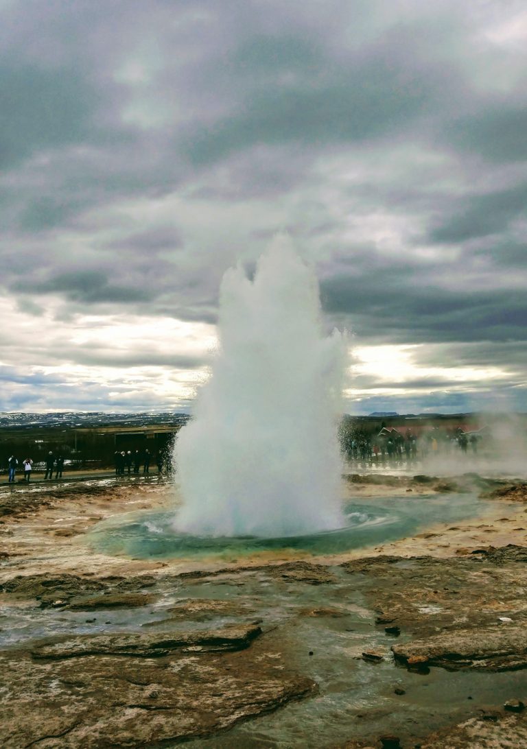 Der Strokkur Geysir schießt in die Höhe