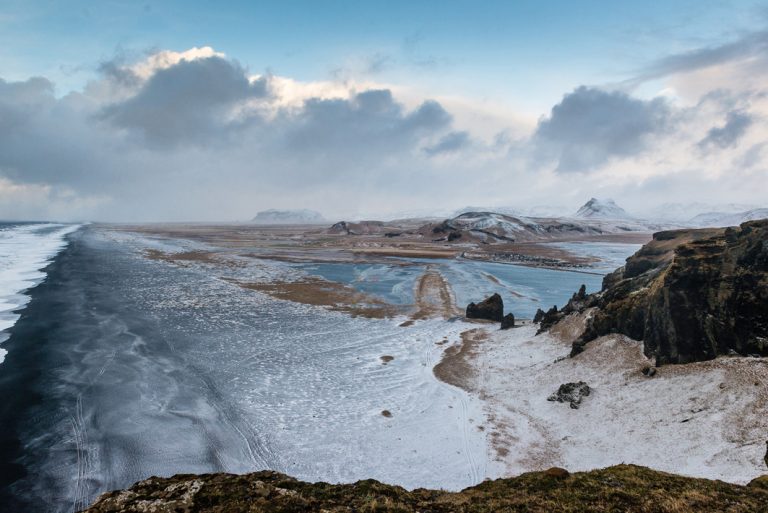 Der verschneite schwarze Strand von Reynisfjara