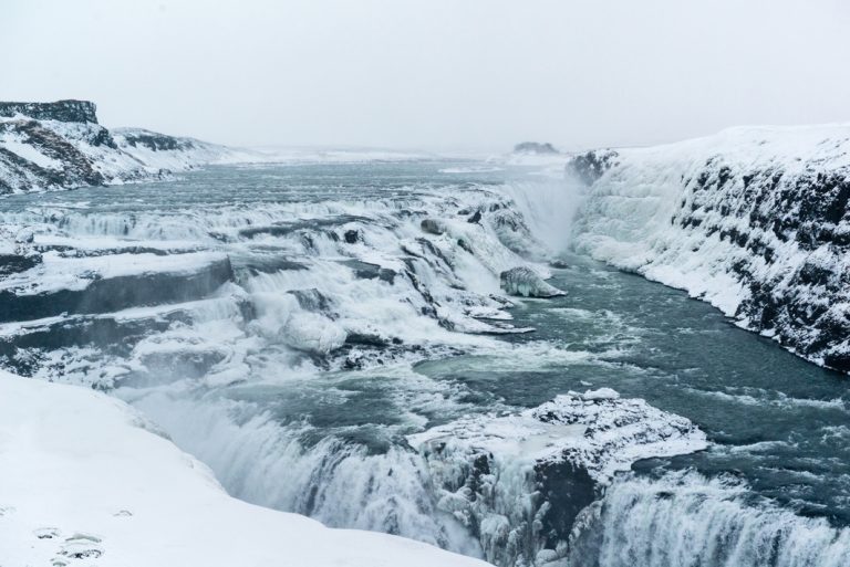 Der beeindruckende Gullfoss Wasserfall im Schnee