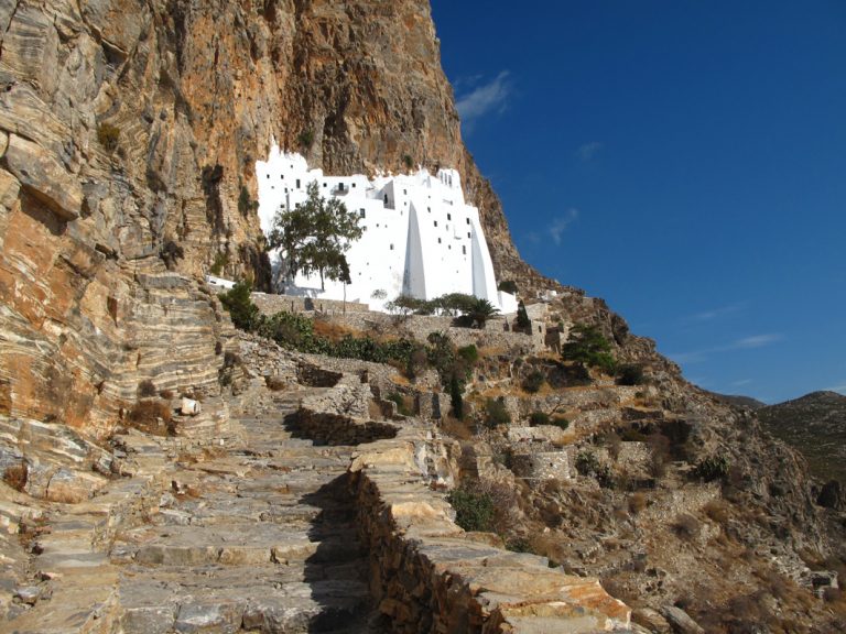 Das Kloster Chozoviotissa in einzigartiger Lage auf Amorgos