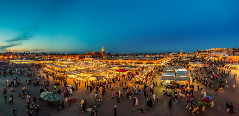 Der berühmte Djemma el-Fna Platz in Marrakesch