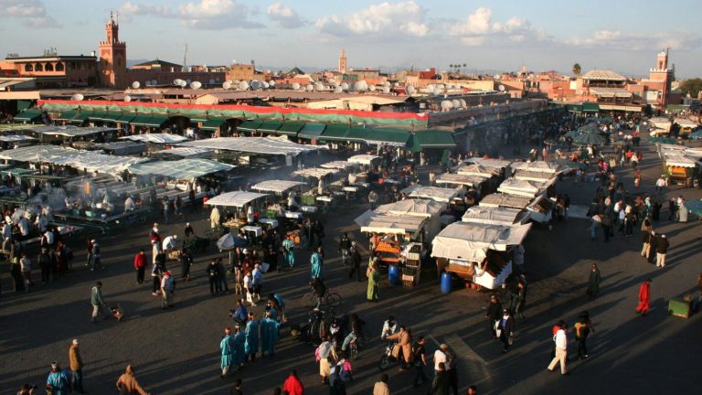 Auf dem Markt von Marrakesch feilschen