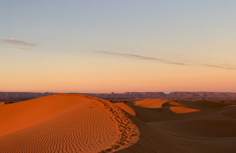Das intensive Farbspiel des Sonnenuntergangs über den Sanddünen erleben