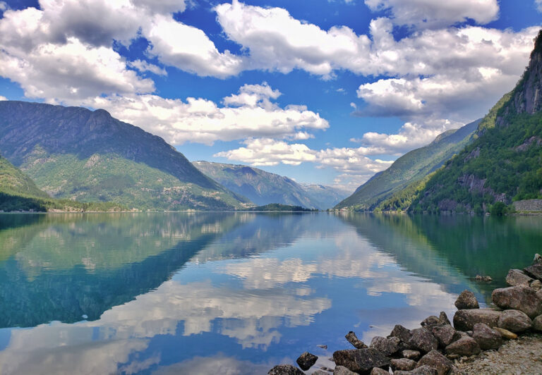 Malerischer Sandvinsvatnet See