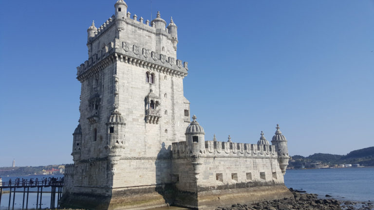 Romantischer Torre de Belém in Lissabon