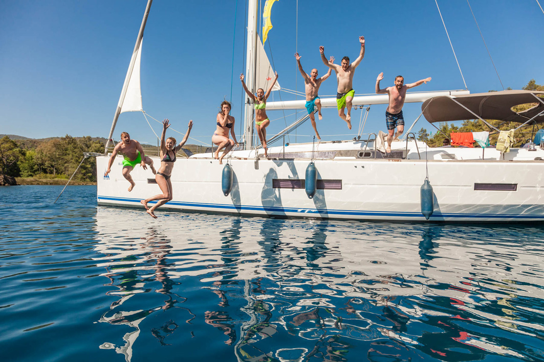 Junge Reisende springen vom Segelboot ins Meer auf einer Sailwithus Segelreise