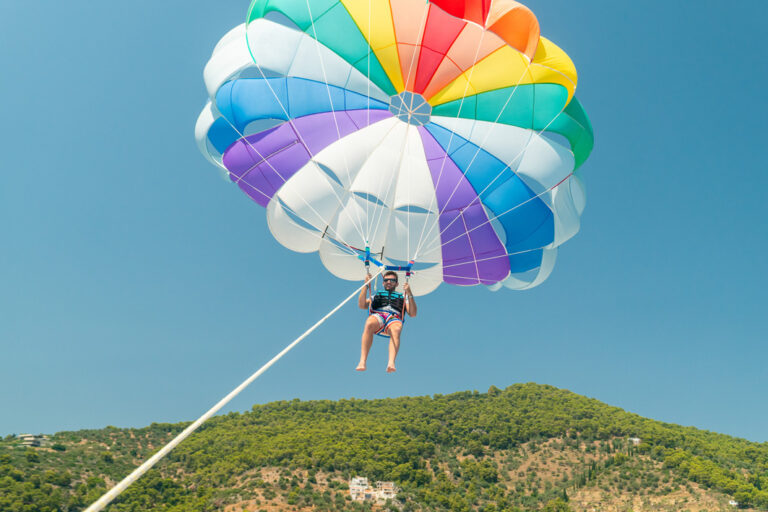 Paragliding über malerischen Landschaften