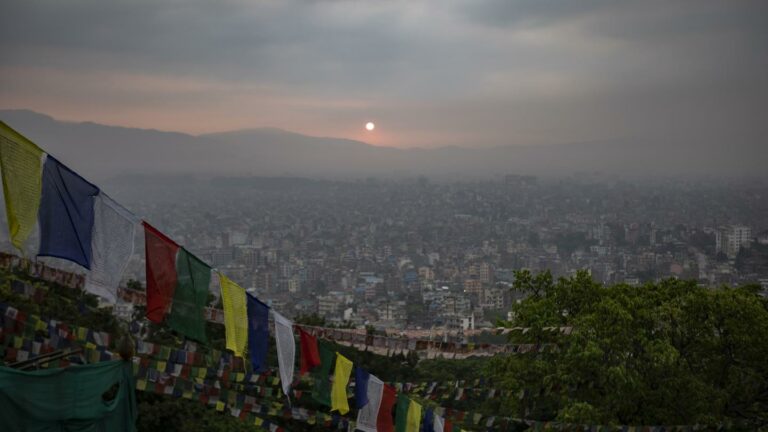 Wehende Gebetsfahnen vor Kathmandu