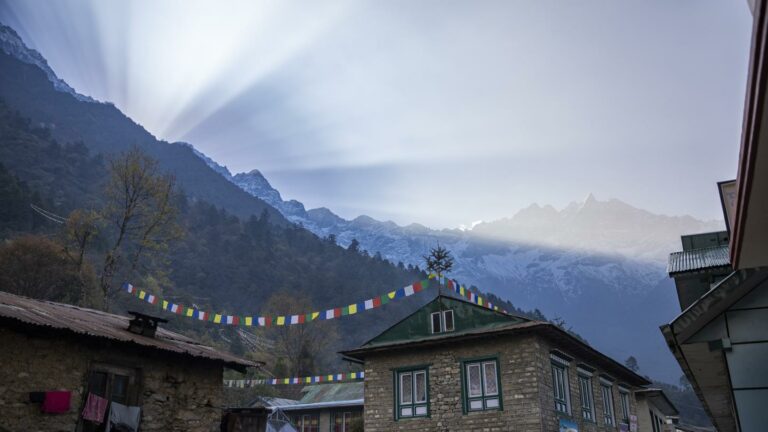 mystischer Sonnenaufgang über dem Himalaya