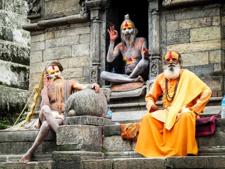 Hindus vor dem Pashupatinath Tempel