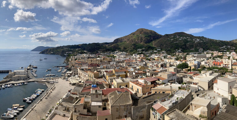 Blick auf die bunten Häuser von Lipari