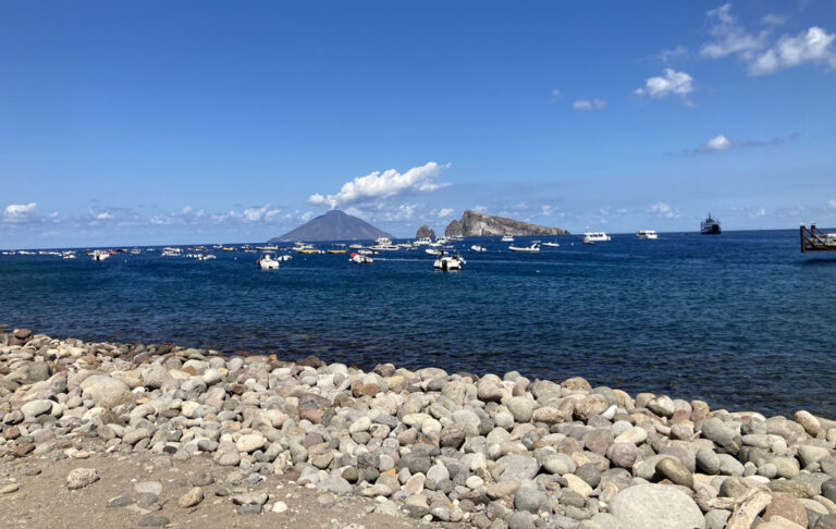 Blick von Panarea auf den Stromboli