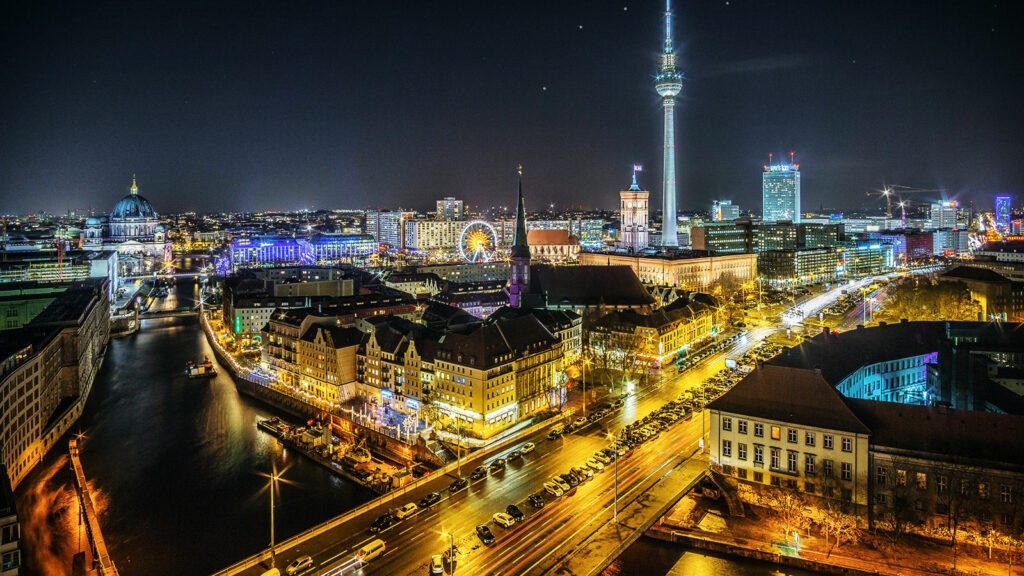 Berlin bei Nacht: Blick über die Spree, Deutschland
