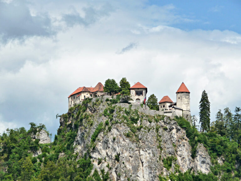 Die mittelalterliche Burg thront über dem Bleder See
